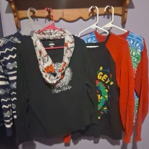 Red and Black Women's Crew Neck Sweater